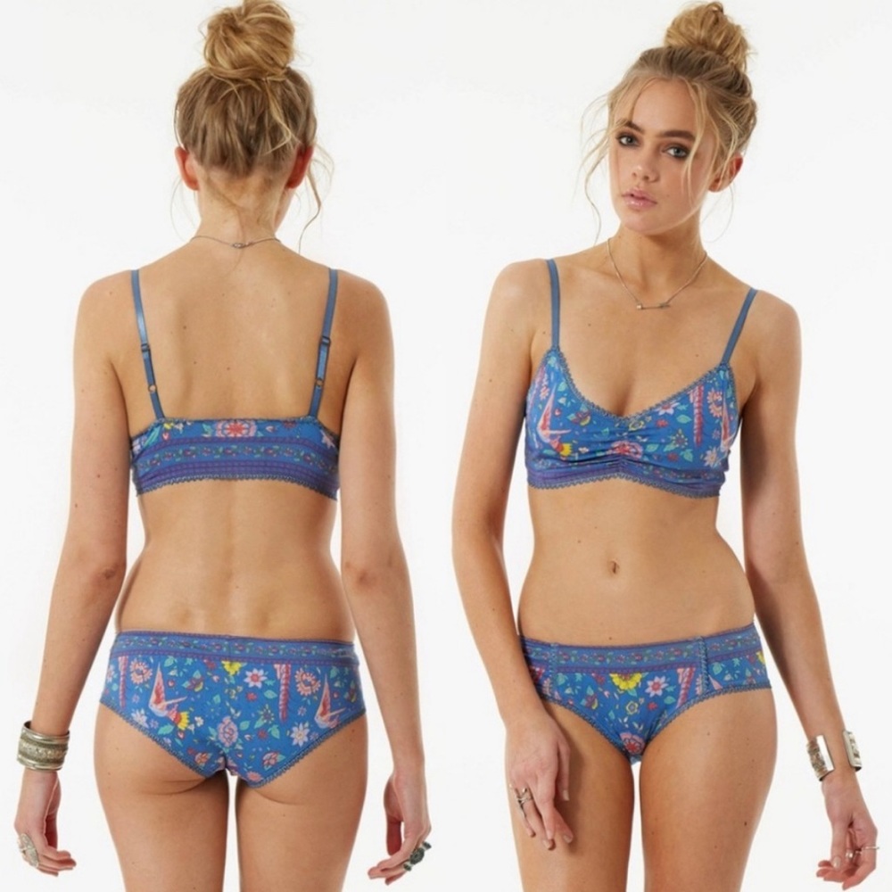 Spell lovebird intimates